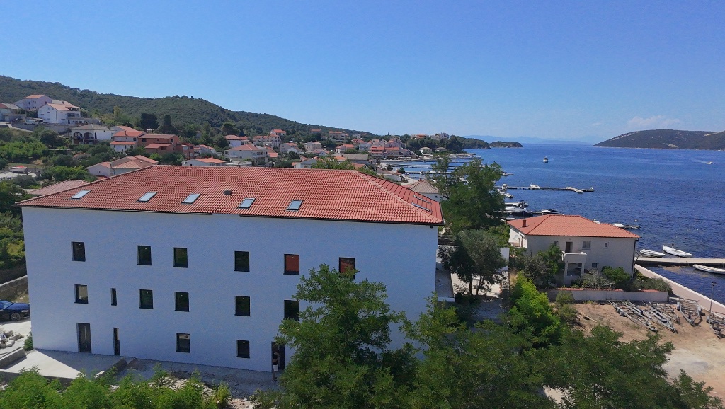 Rab — Supetarska Draga, bočni pogled na objekt