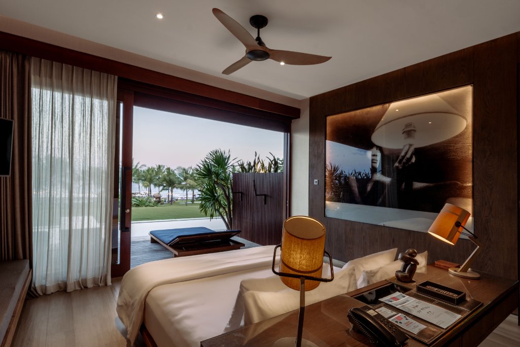 Beachfront Pool Suite bedroom