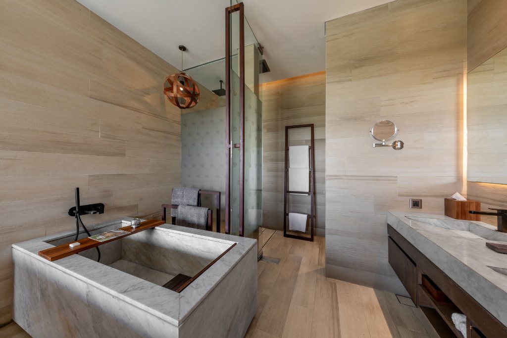 Beachfront Pool Suite bathroom