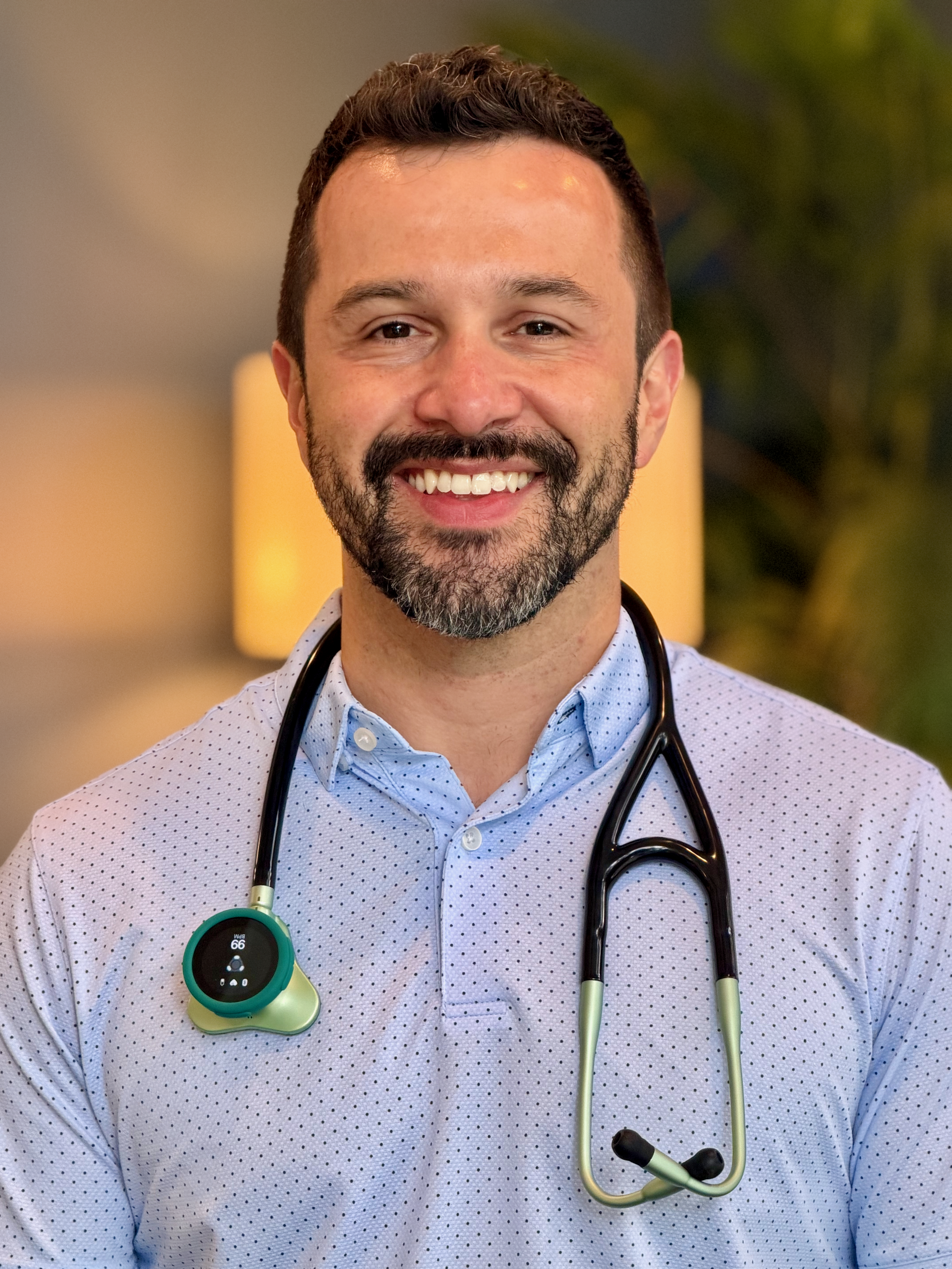 Dr. Juan Carlos Venis in the exam room at INcircle Health