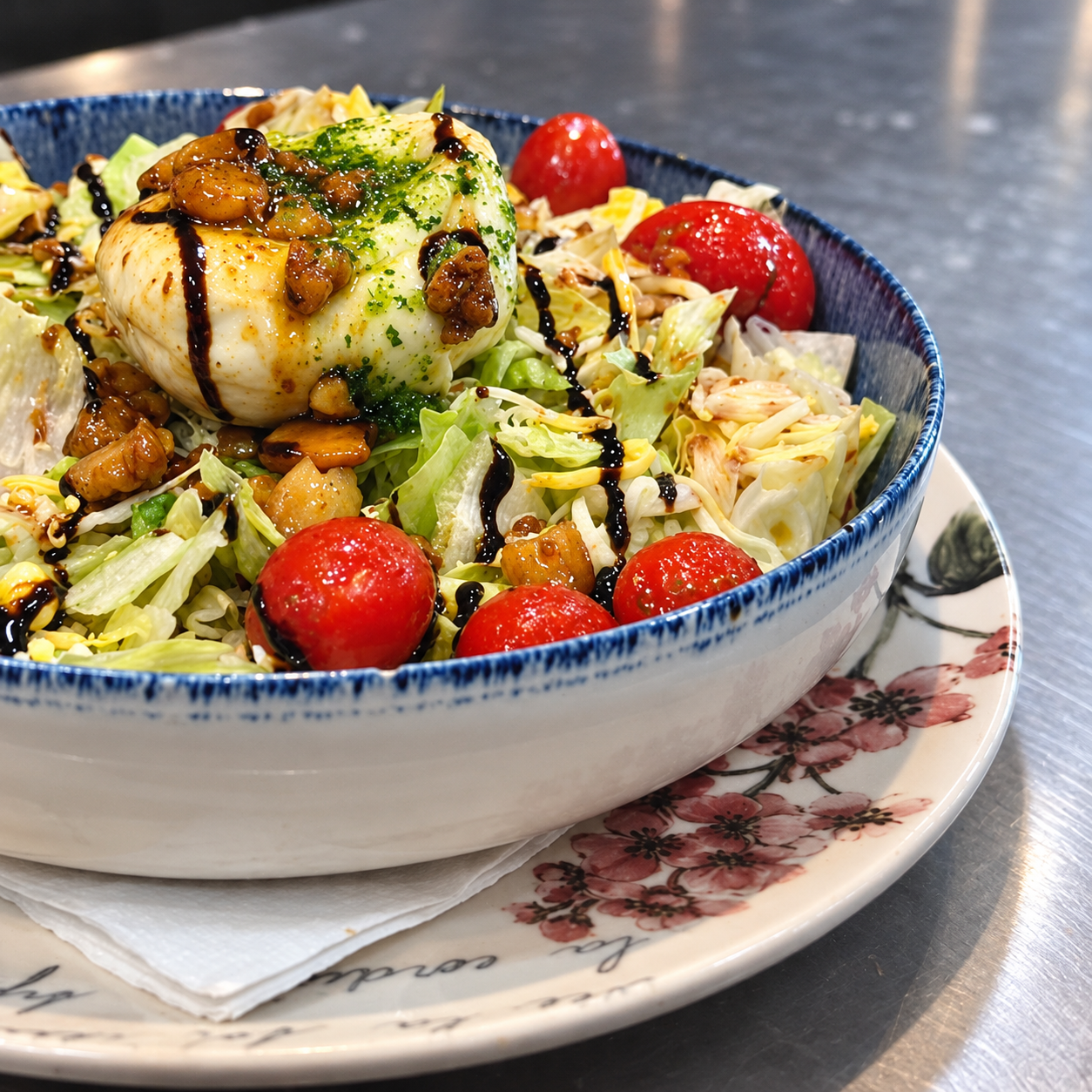 Ensalada de burrata, tomate y albahaca