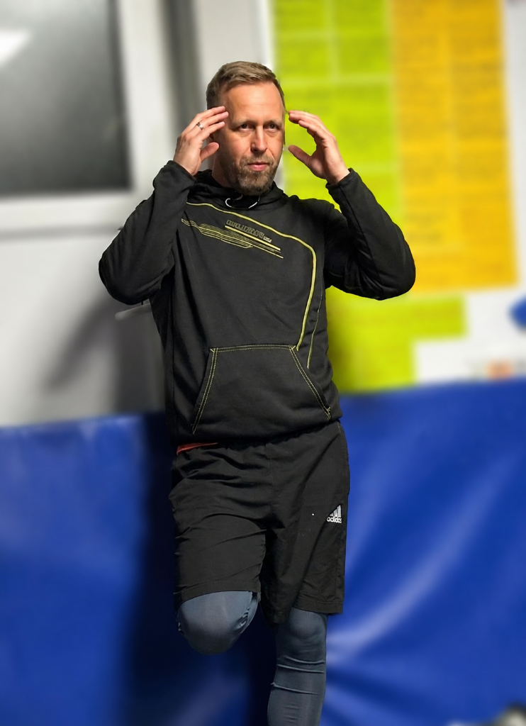 Athlet beim Training mit fokussierter Körpersprache