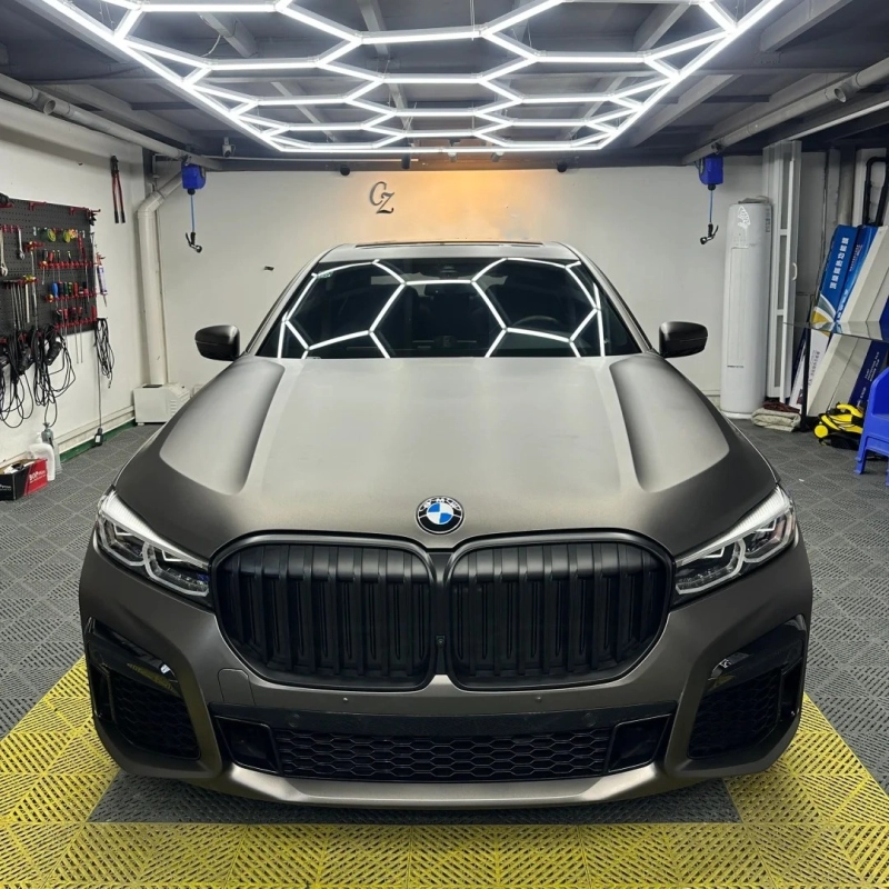 Ultra-Matte Dark Grey على سيارة