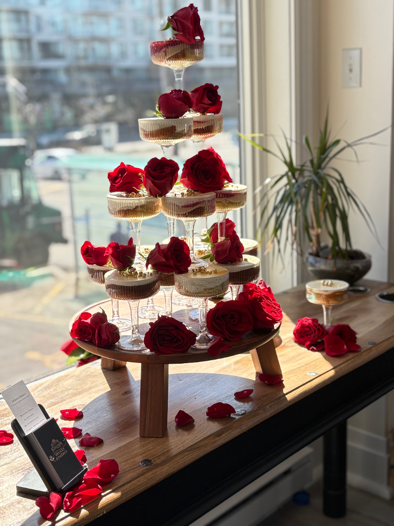 Tour de verrines cheesecake roses rouges et or — Délices Éthérés