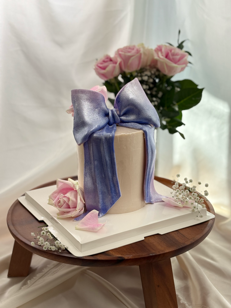 Gâteau nœud bleu lavande nacré — Délices Éthérés