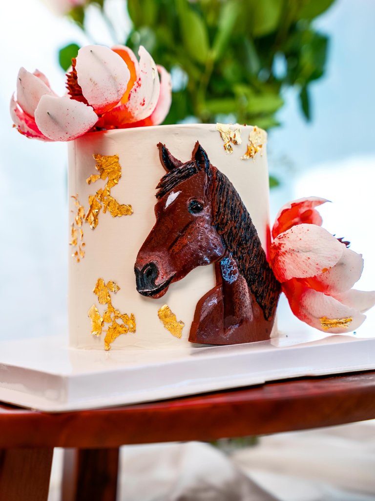 Gâteau cheval sculpture 3D crème ivoire feuilles d'or — Délices Éthérés