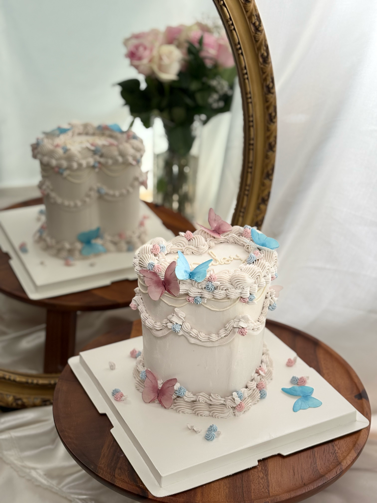 Gâteau baby shower papillons roses et bleus crème au beurre vintage piping — Délices Éthérés
