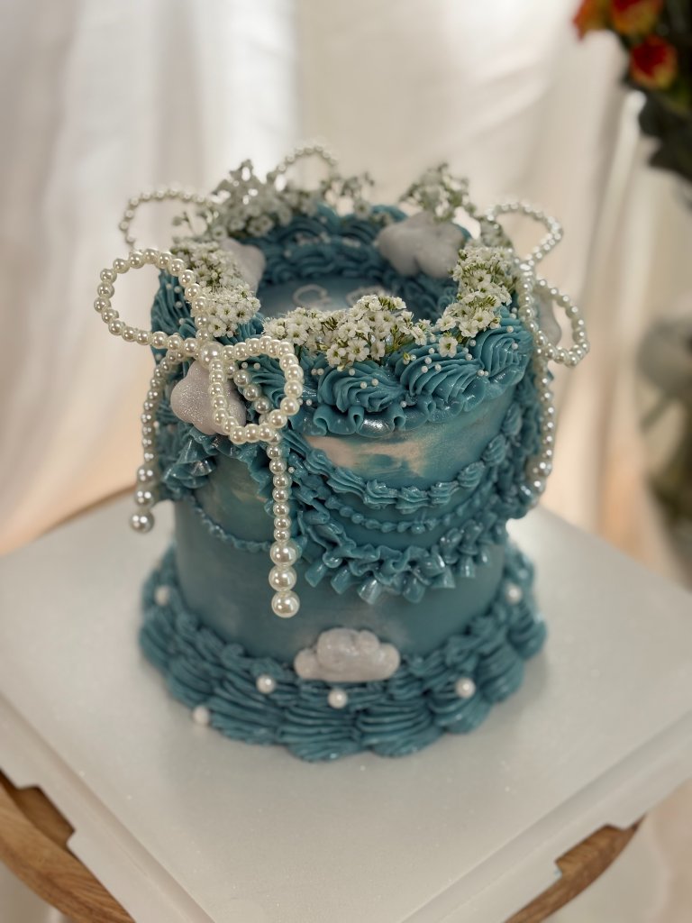 Gâteau bleu ciel vintage Lambeth perles nuages baptême — Délices Éthérés