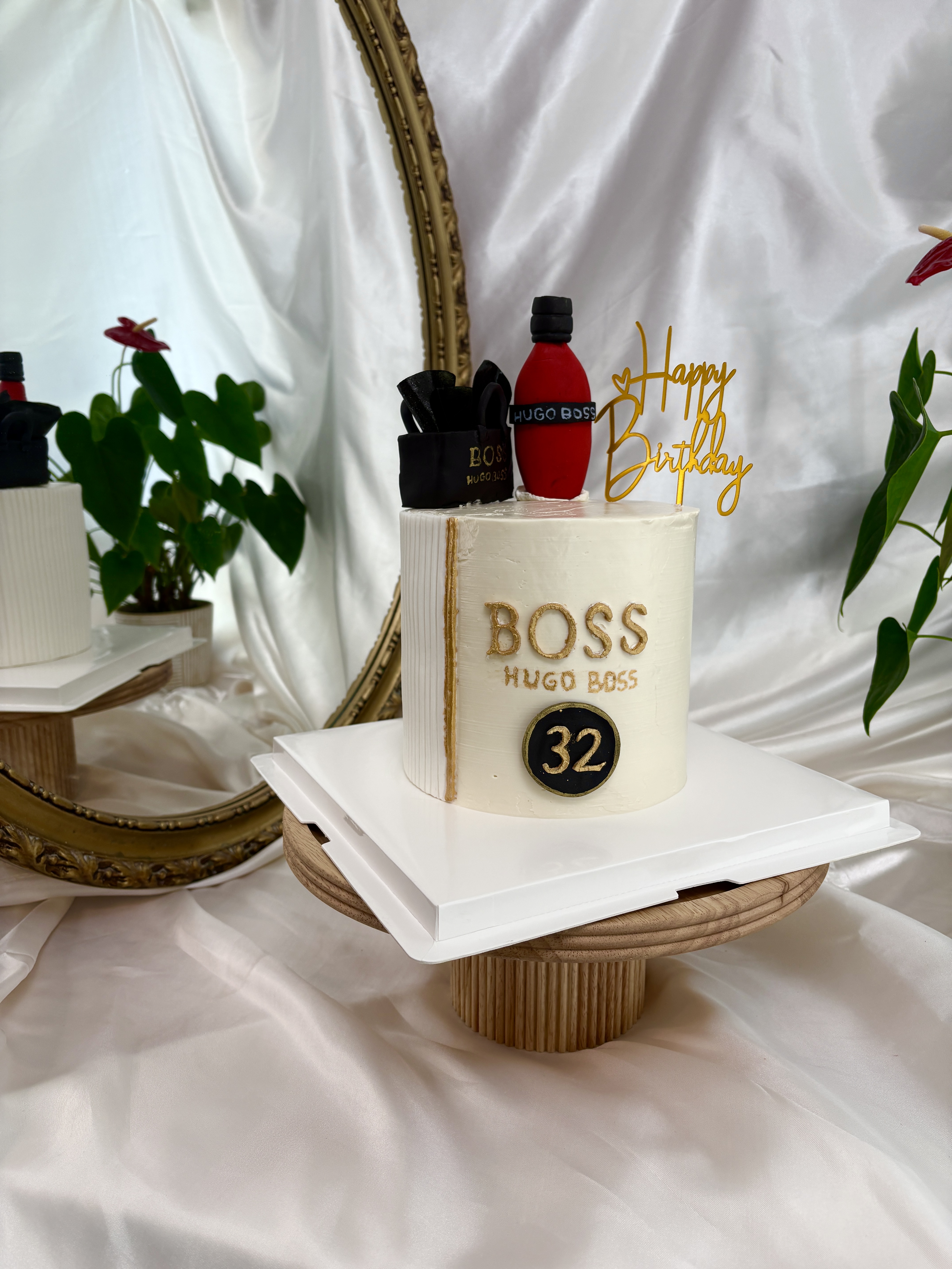 Gâteau anniversaire "Boss" Hugo Boss lettrage doré plaque 32 — Délices Éthérés