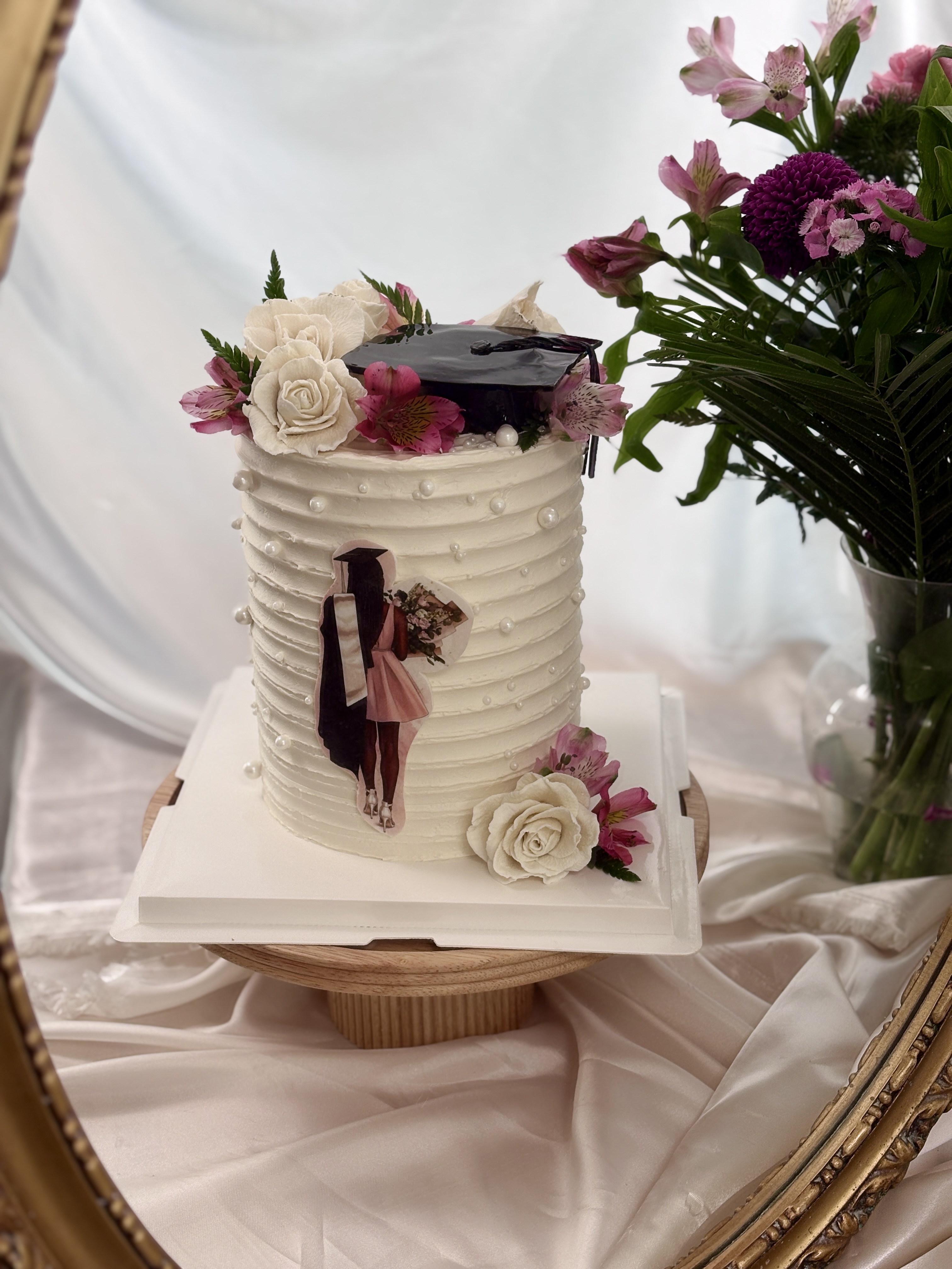 Gâteau graduation mortier blanc roses et alstroémères photo diplômée — Délices Éthérés