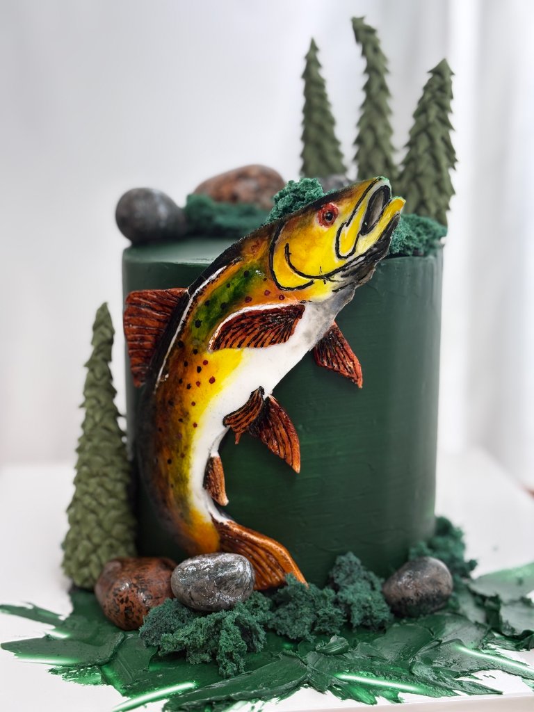 Gâteau pêche truite forêt vert foncé sapins sculptés — Délices Éthérés