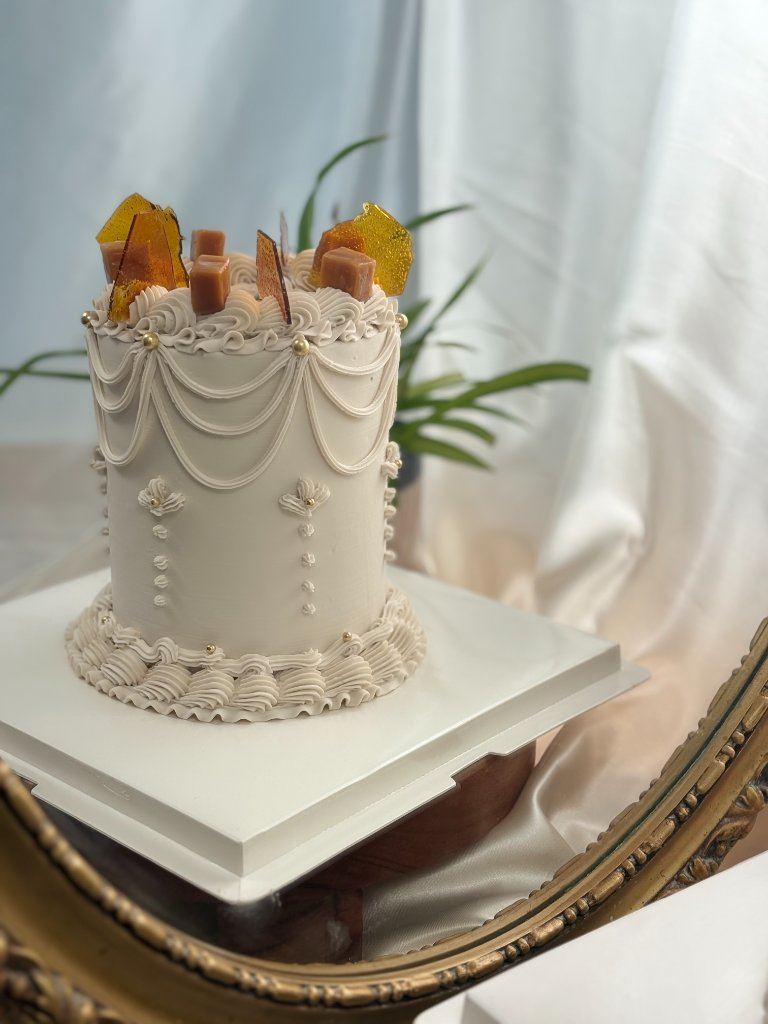 Gâteau Lambeth blanc caramel géodes de sucre caramélisé — Délices Éthérés