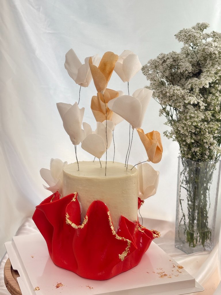 Gâteau rouge fondant fleurs en sucre sur fil or et blanc — Délices Éthérés