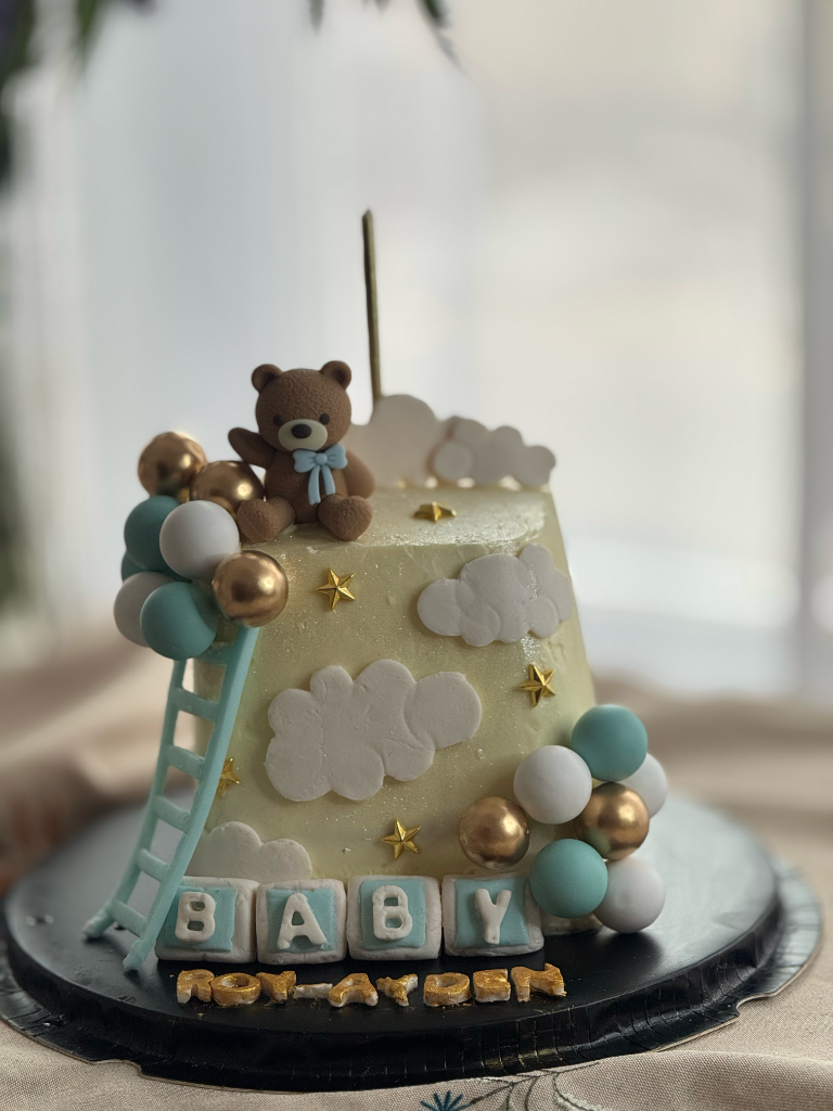Gâteau baby shower ourson nuages et ballons turquoise or — Délices Éthérés