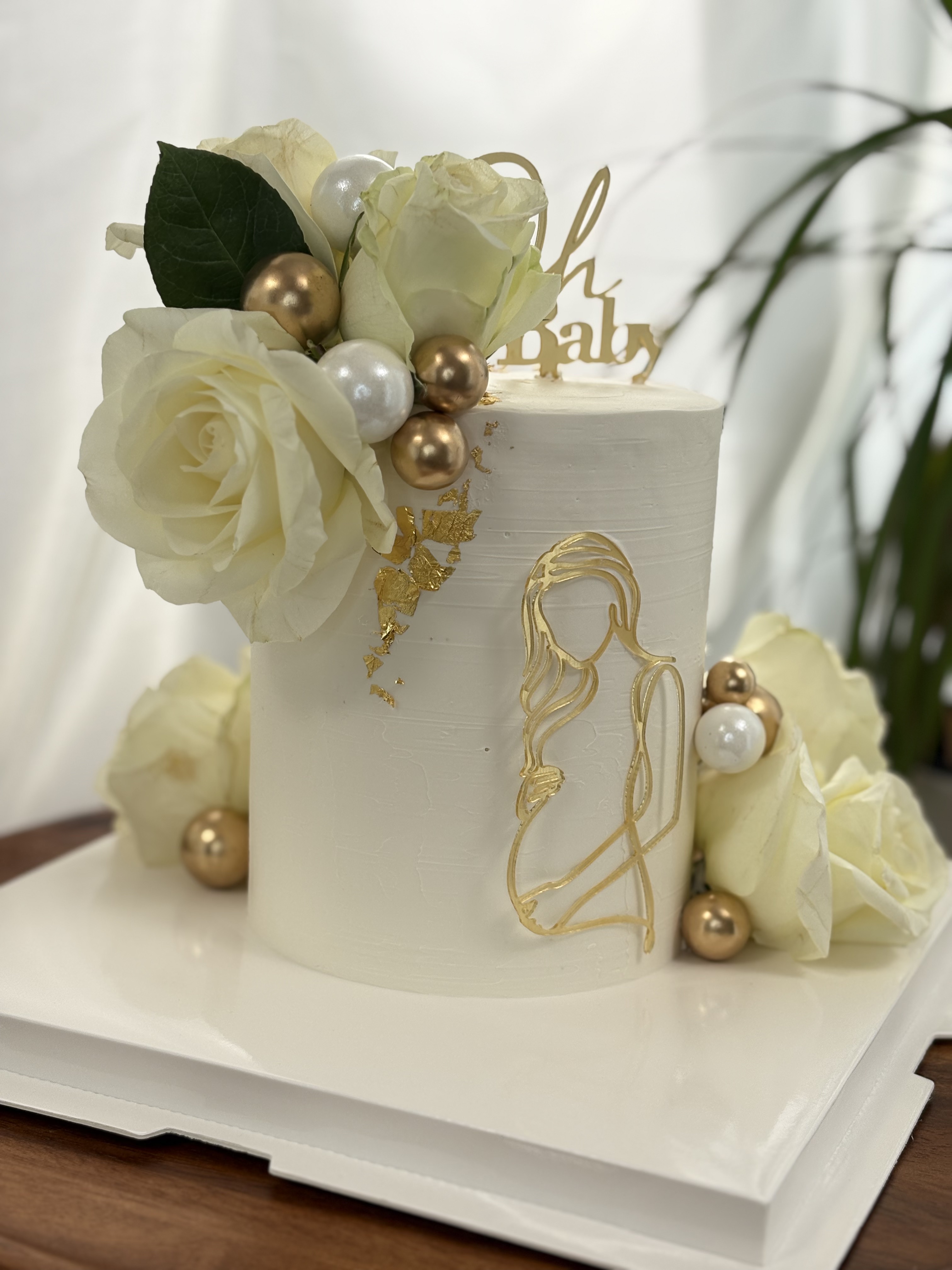 Gâteau baby shower "Oh Baby" silhouette dorée femme enceinte roses crème et perles dorées — Délices Éthérés