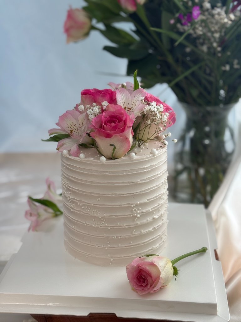 Gâteau fleurs fraîches roses roses crème au beurre texturée — Délices Éthérés