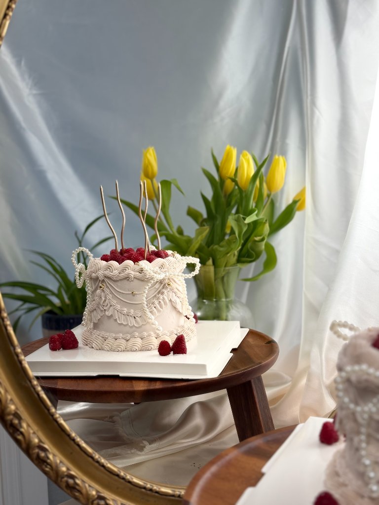 Gâteau Lambeth crème ivoire framboises fraîches tiges chocolat — Délices Éthérés