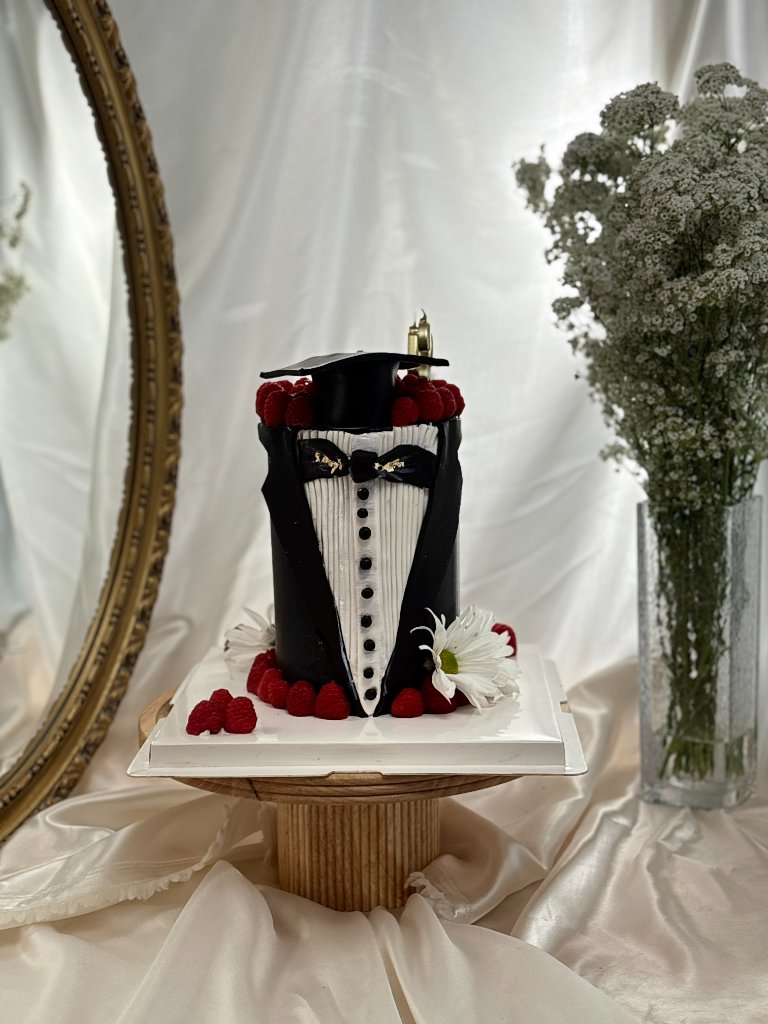 Gâteau graduation tuxedo noir blanc framboises fraîches mortier diplôme — Délices Éthérés