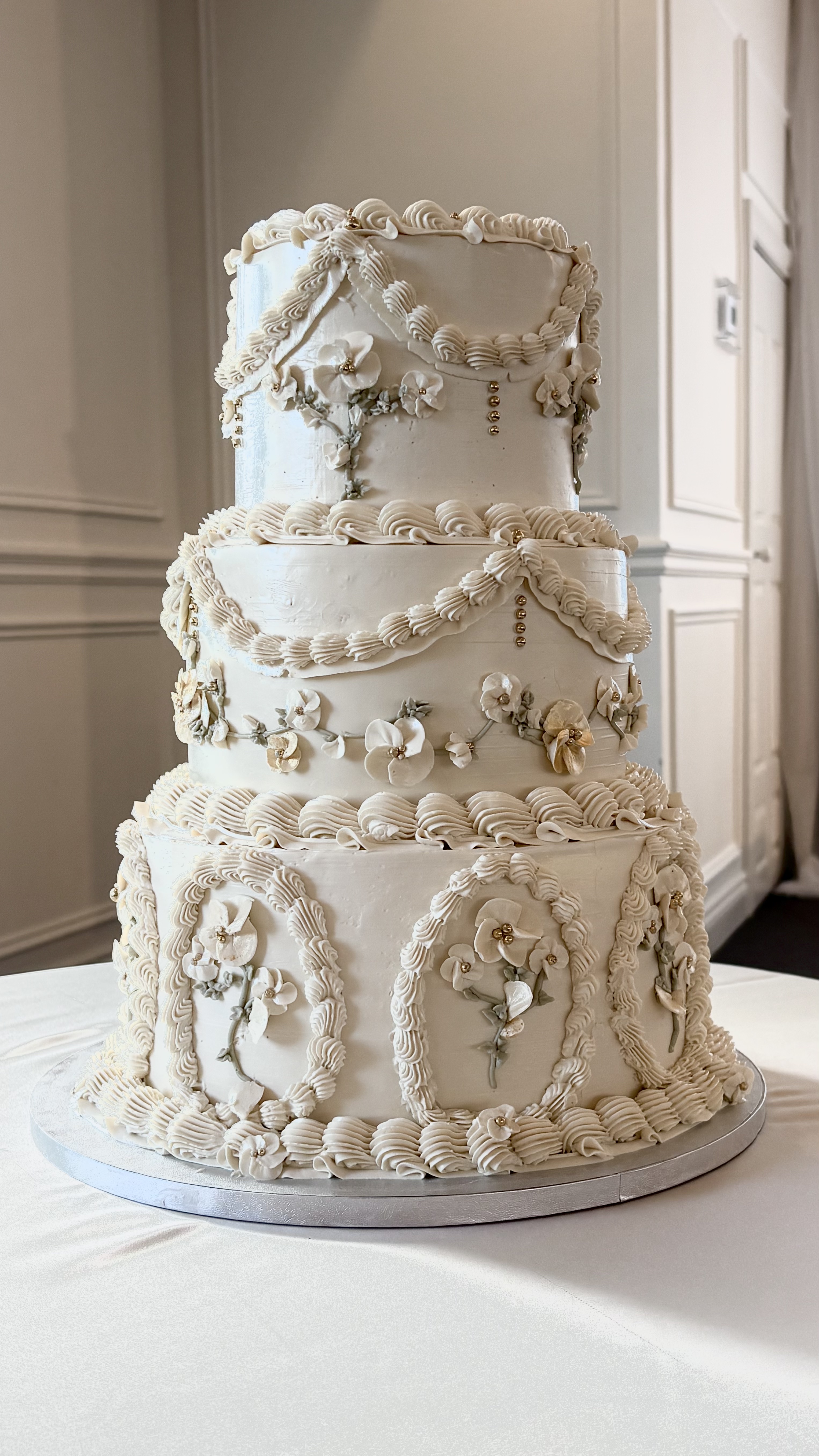 Gâteau de mariage trois étages vintage piping drapés perles dorées et fleurs en sucre — Délices Éthérés