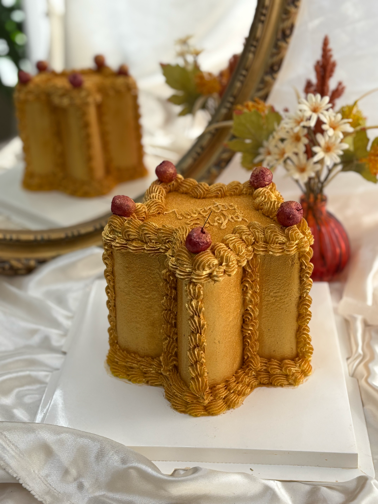 Gâteau carré doré baroque — Délices Éthérés