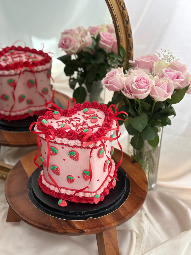 Gâteau anniversaire fraises roses et rouges — Délices Éthérés