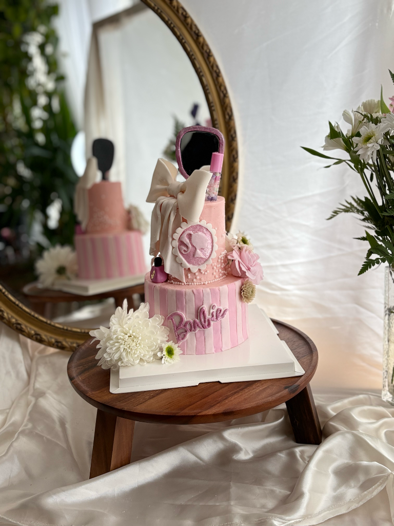 Gâteau Barbie rose deux étages — Délices Éthérés