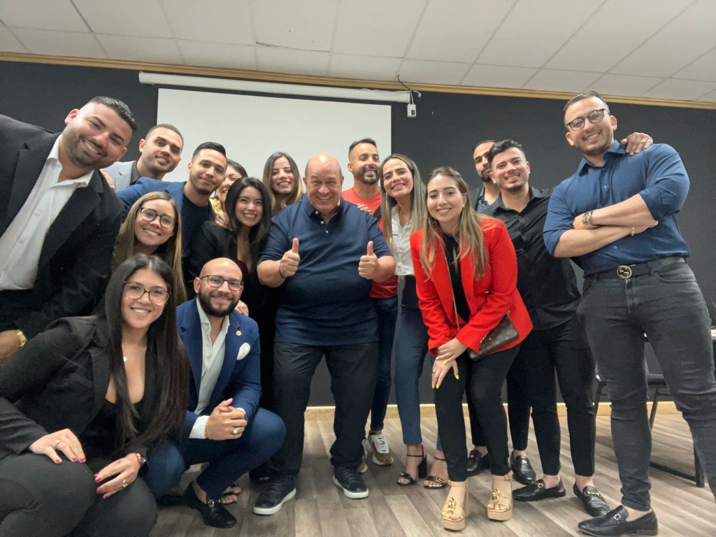 Grupo de estudiantes graduados