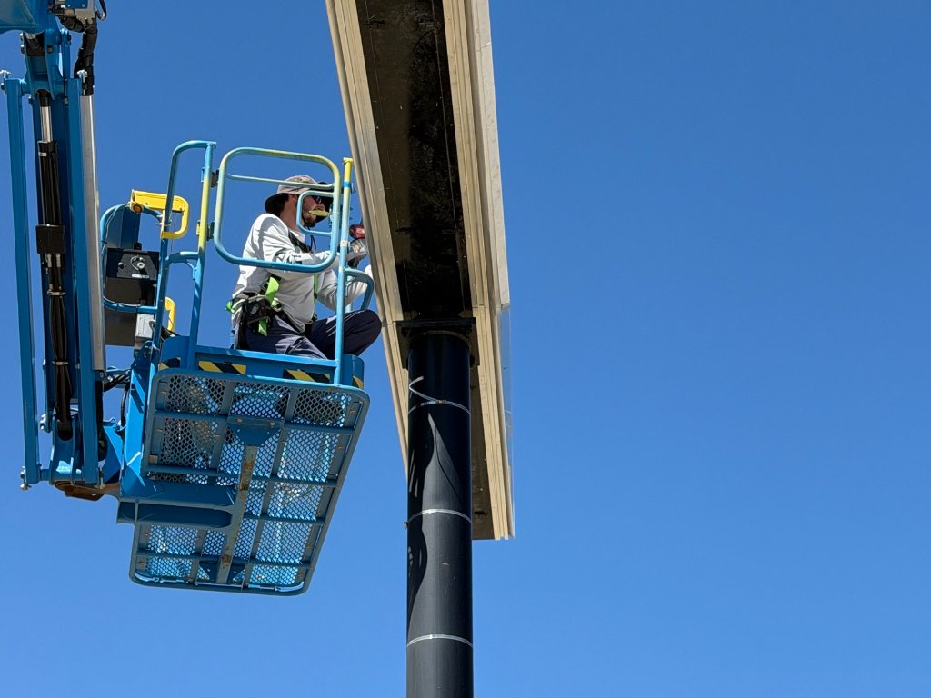LME technician on aerial lift