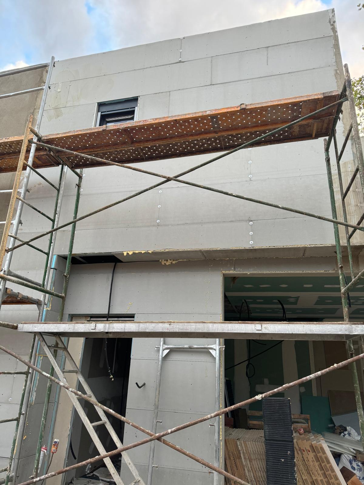 Revestimiento exterior de fachada con placas de cemento