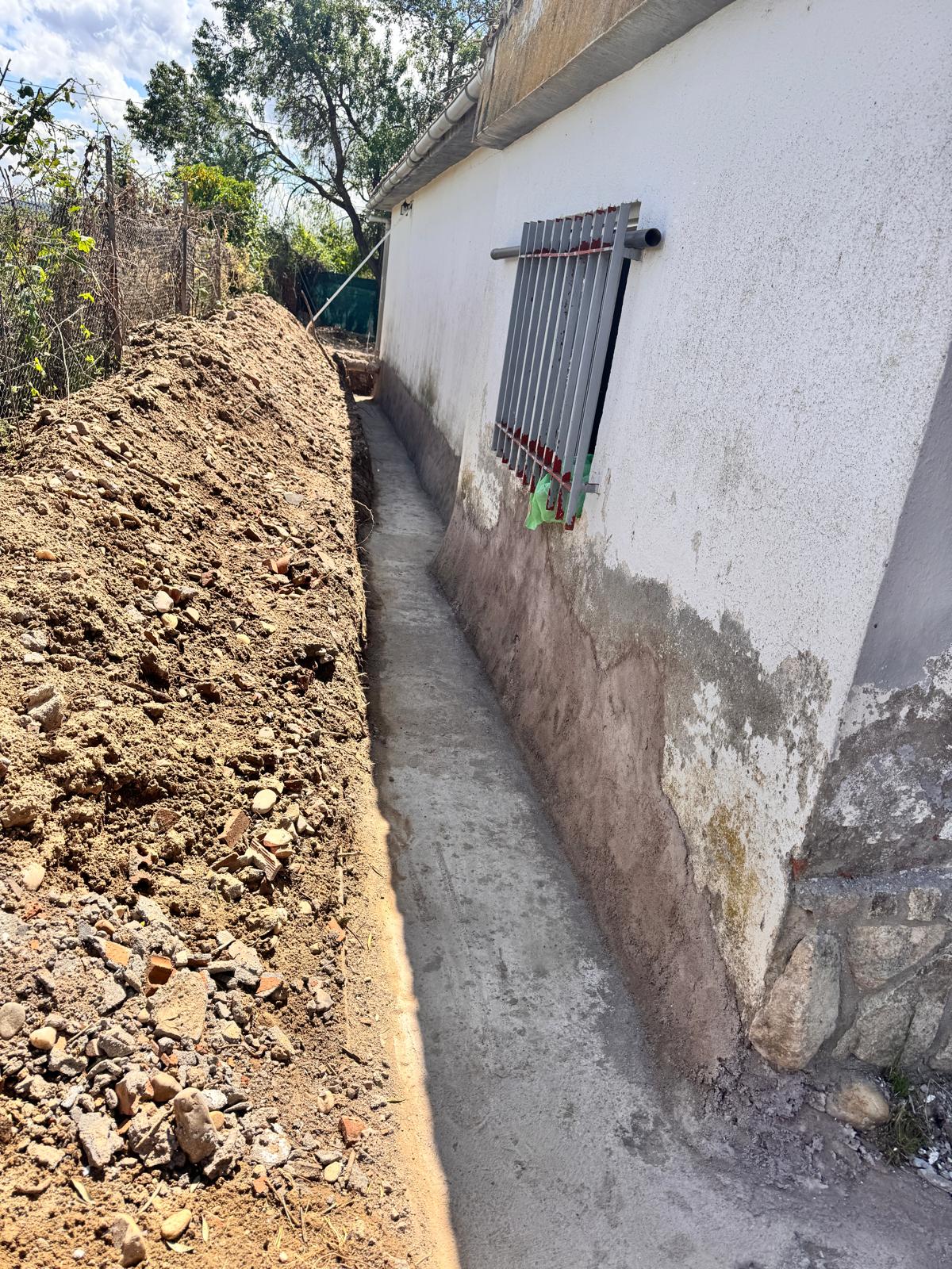 Excavación de zanja perimetral de drenaje