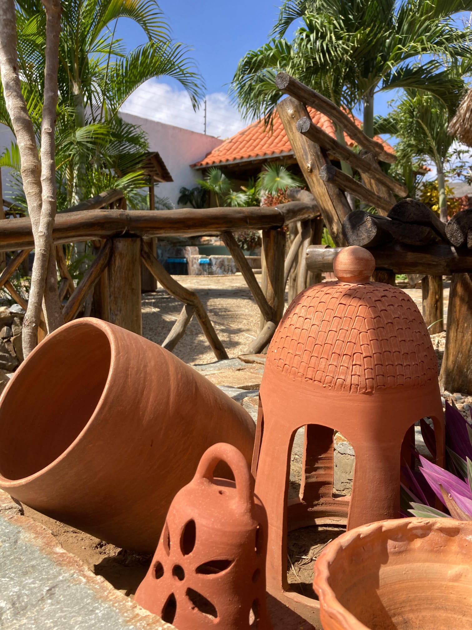 Cerámicas artesanales sobre pavimento de piedra
