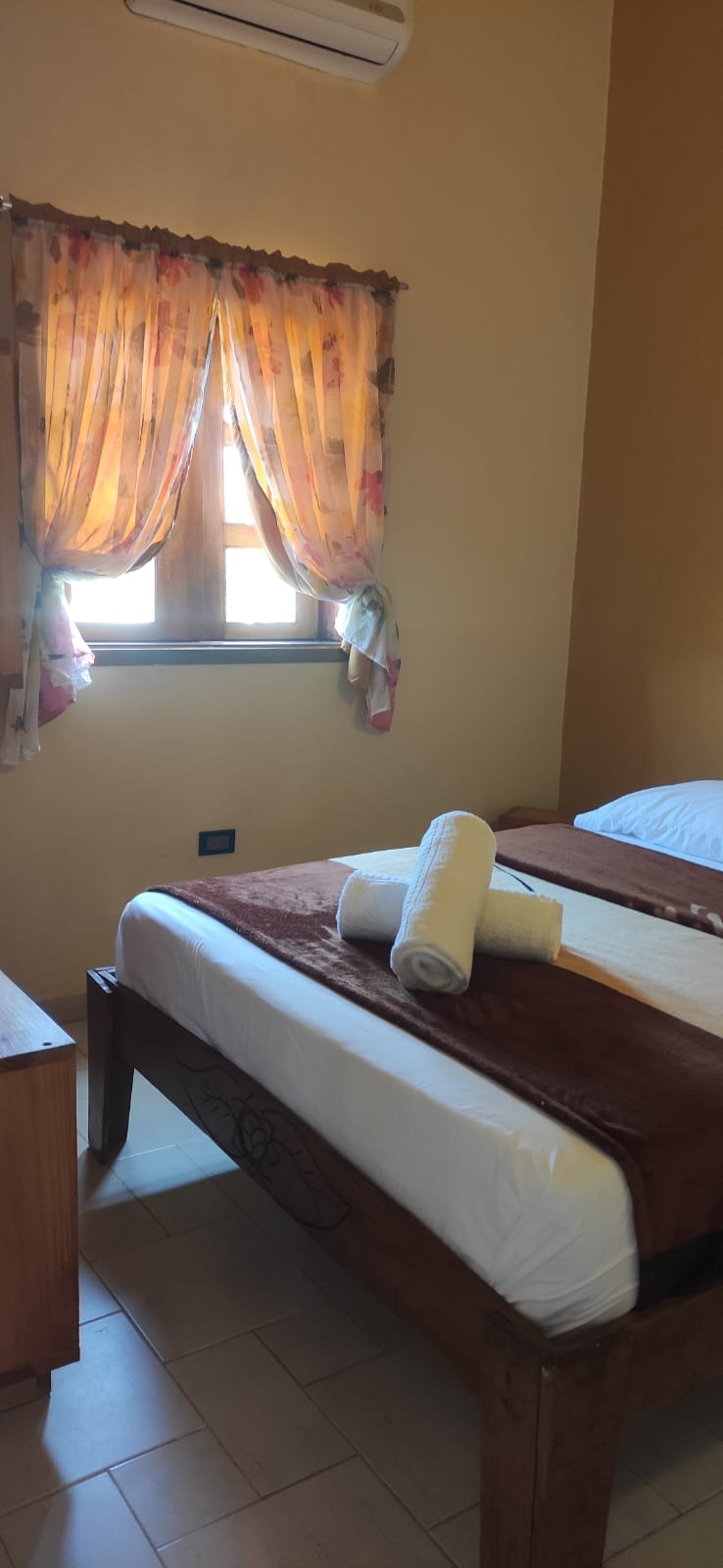Cama con detalles tallados y cortinas florales