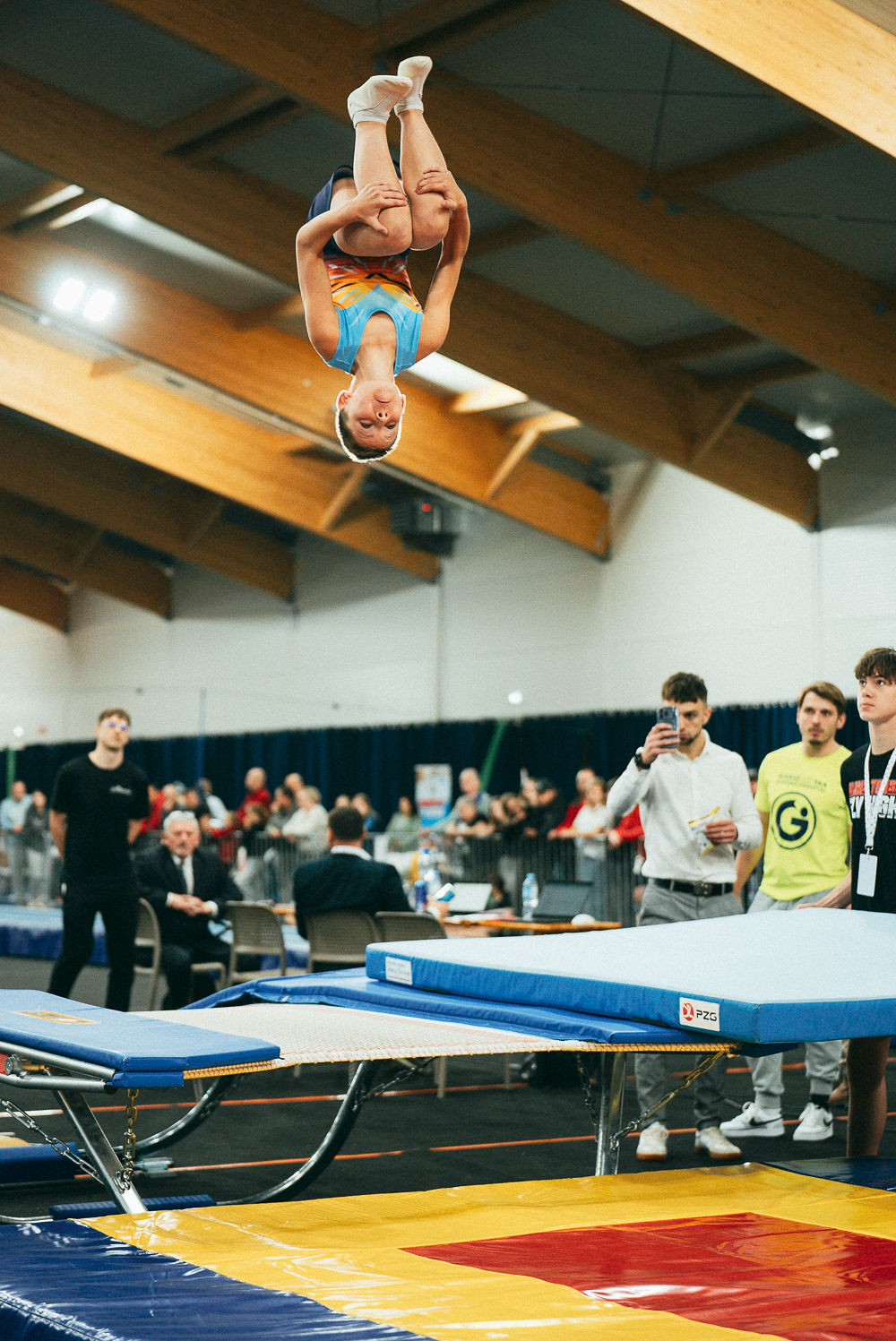 Zawodnik AkroLab wykonujący salto na trampolinie PZG