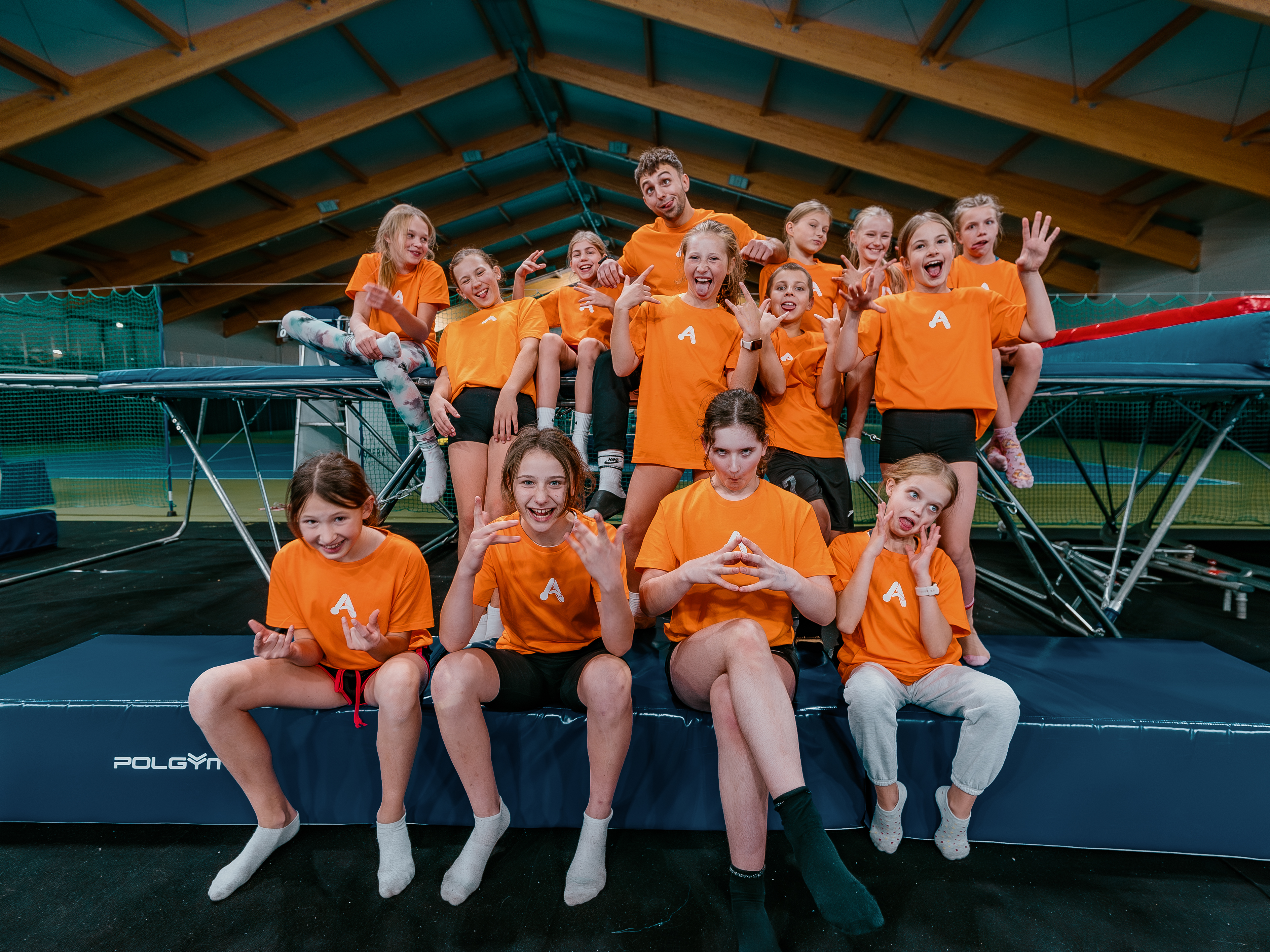 Grupa dzieci AkroLab na trampolinie POLGYM podczas treningu