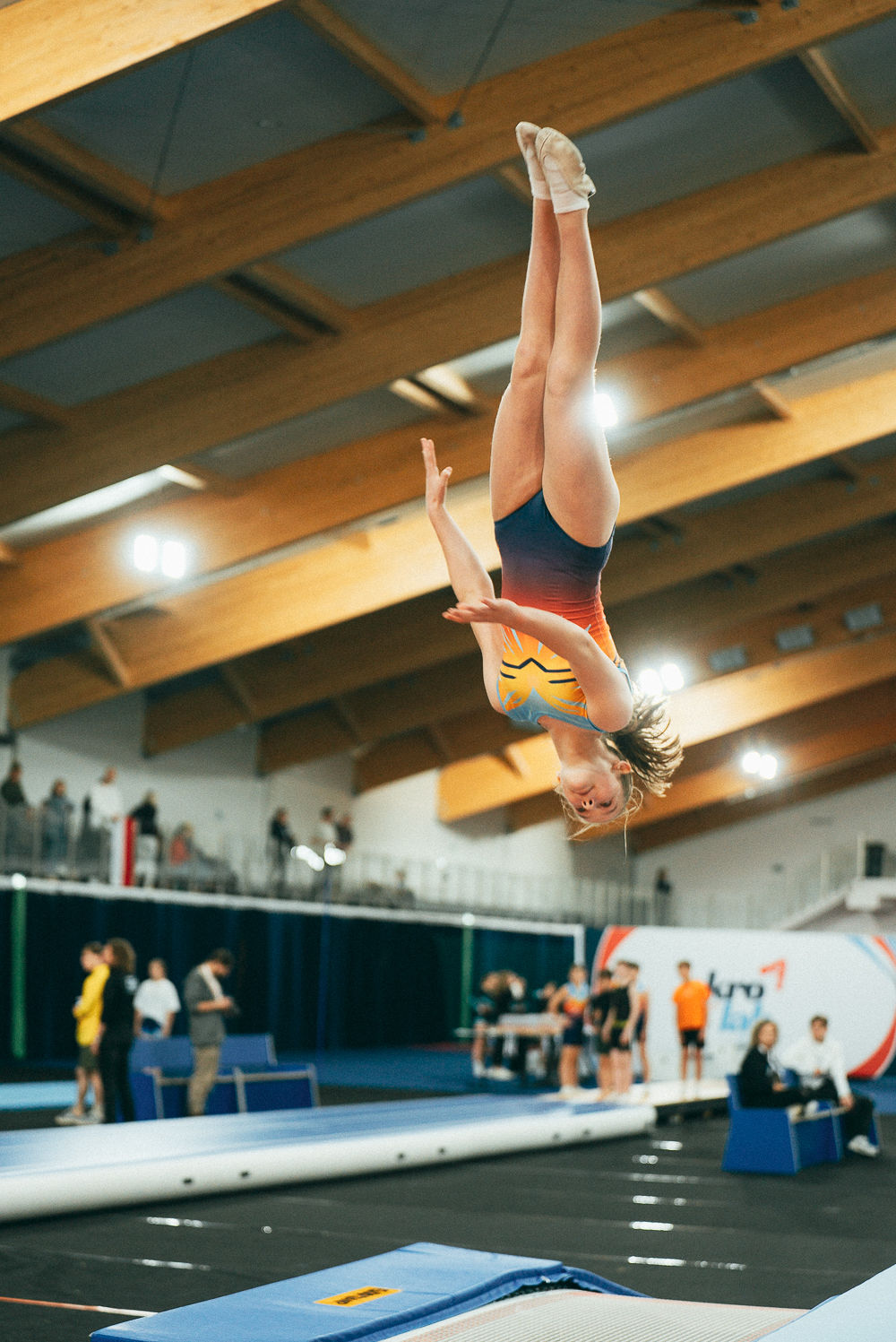 Zawodnik AkroLab w trakcie salta na trampolinie