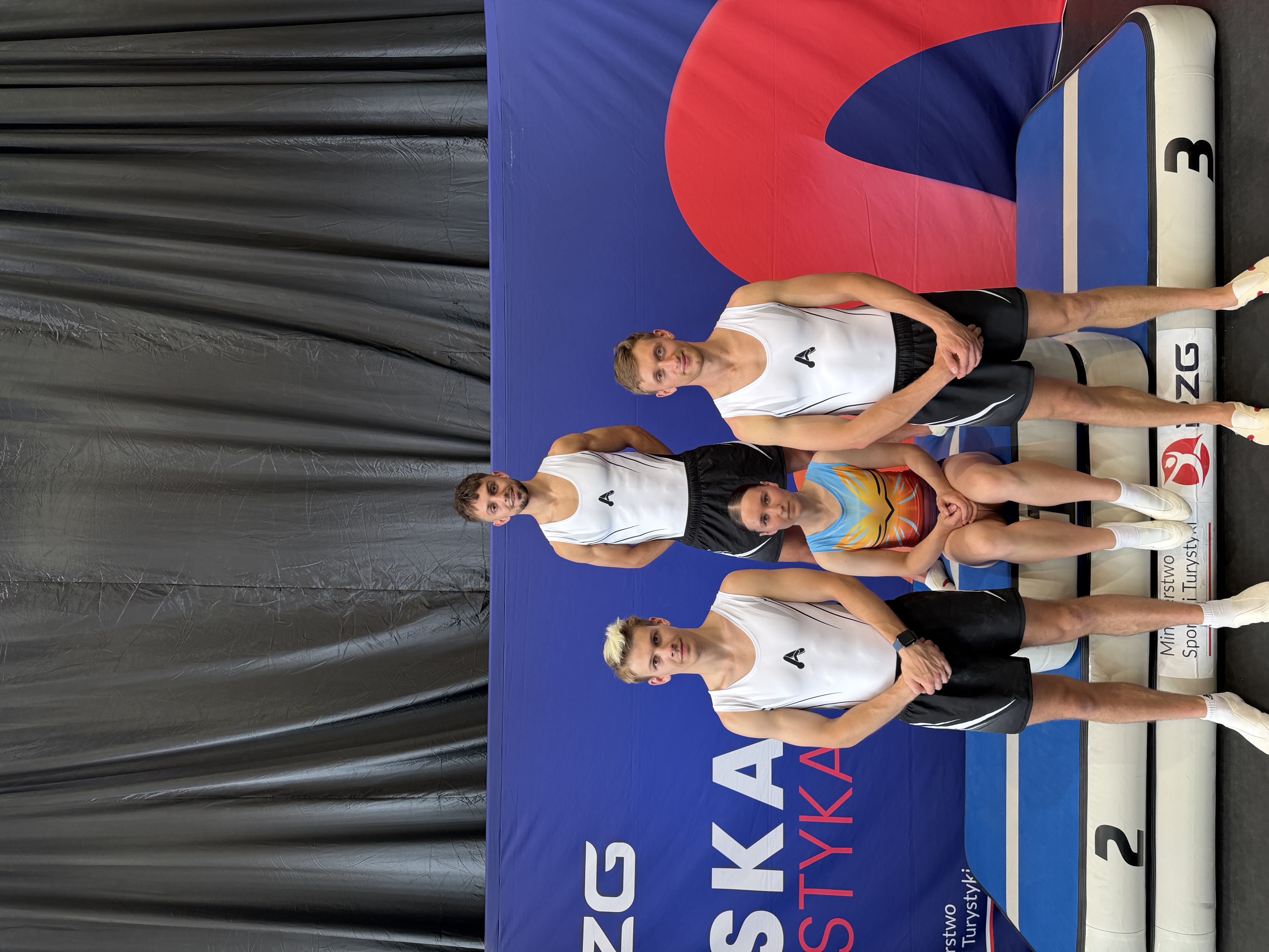 Zawodniczki AkroLab z trofeami na podium zawodów