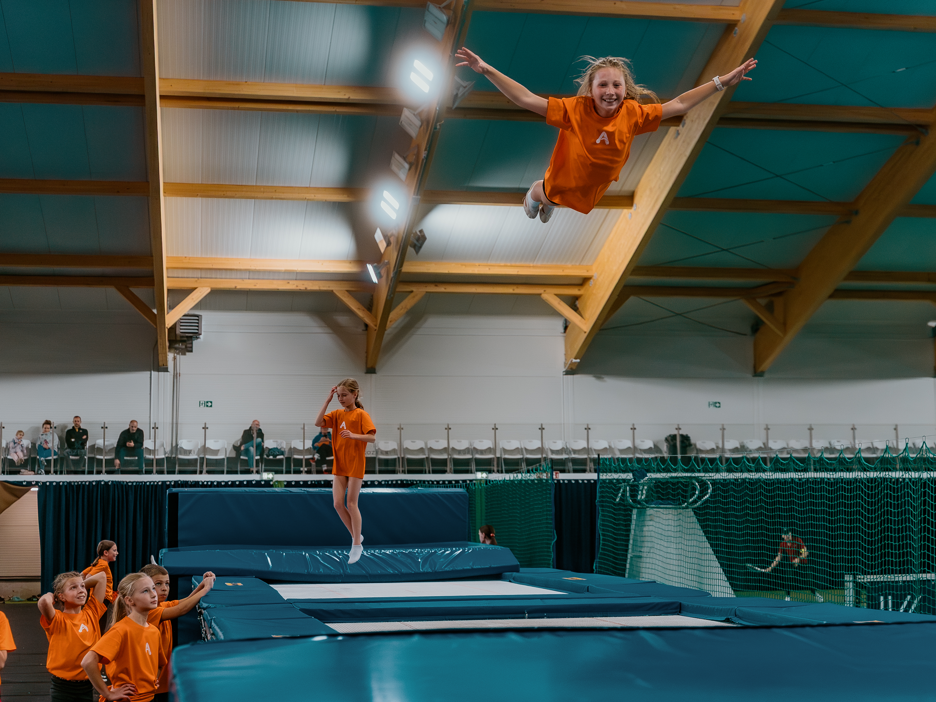 Zawodniczka AkroLab podczas skoku akrobatycznego na trampolinie