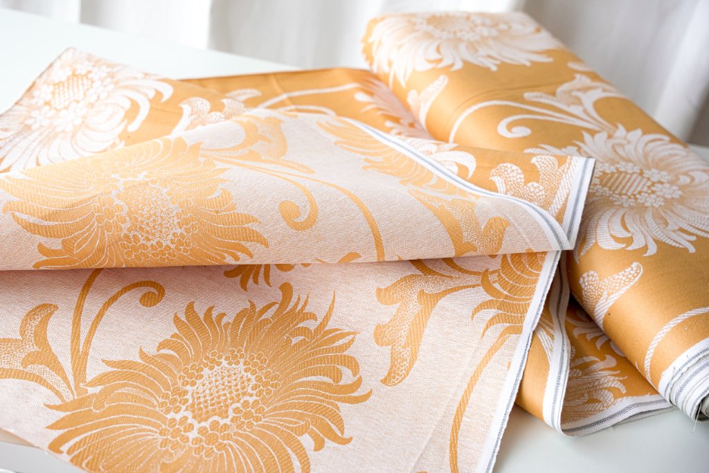Tejido europeo vintage Coto Antic, textil histórico con motivos florales dorados