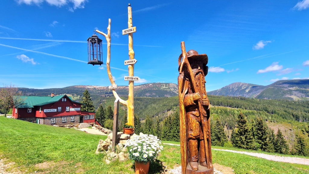 Čtyři chalupy, jedna louka