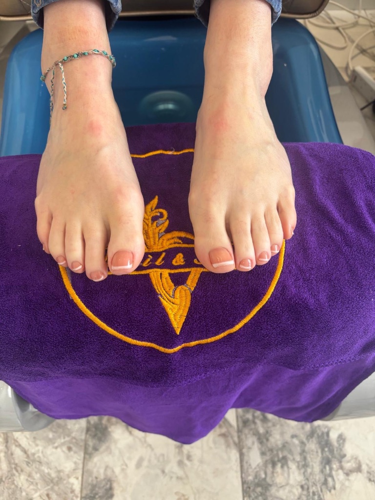 French tip pedicure