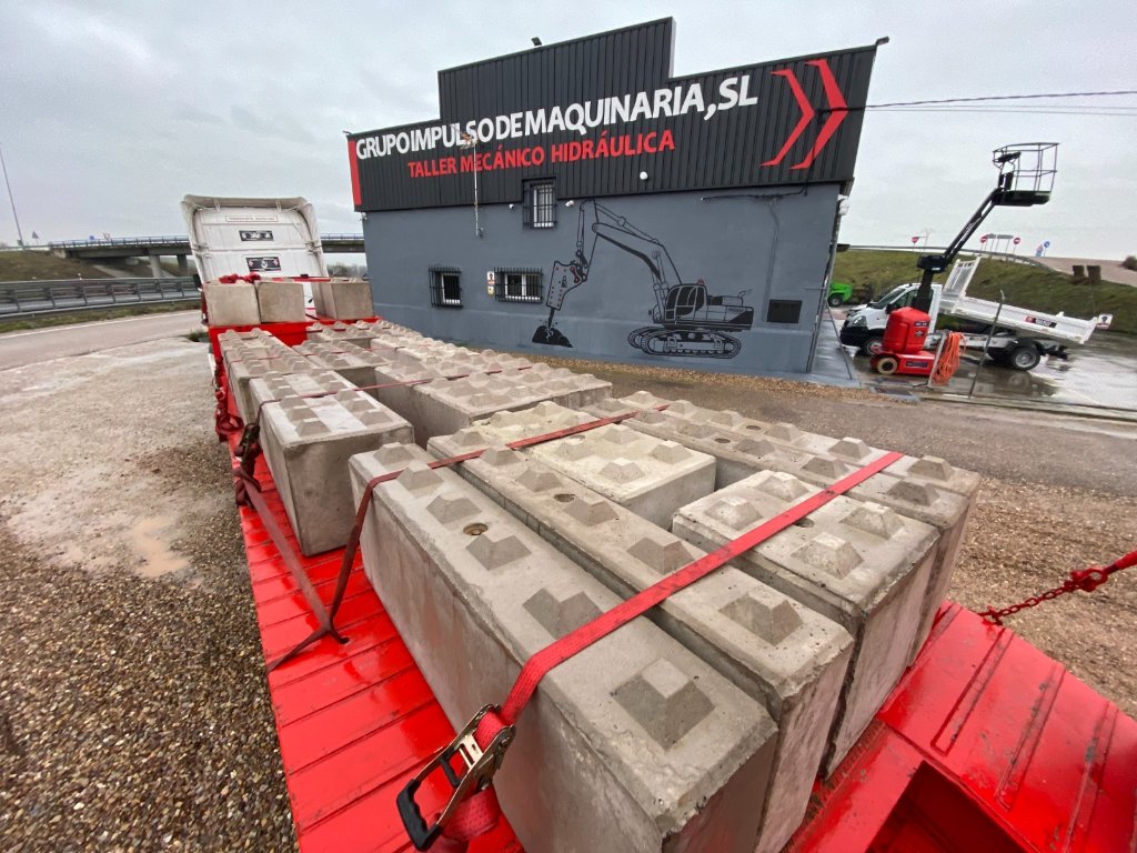 Bloques prefabricados de hormigón en transporte