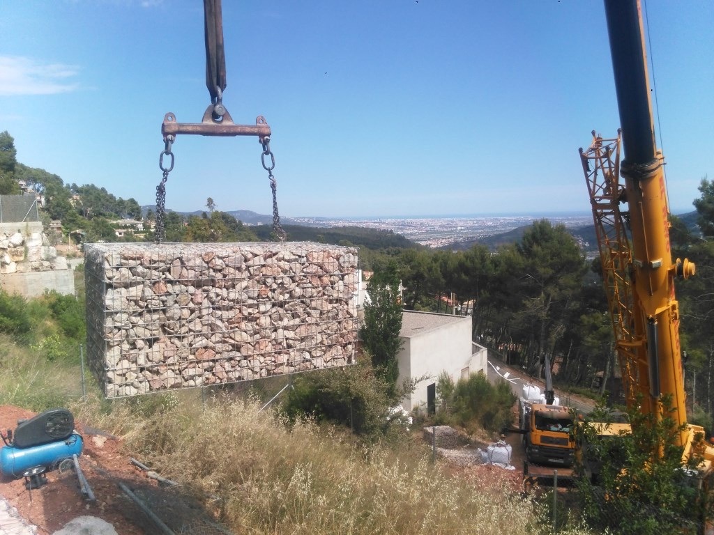 Instalación de gavión con grúa