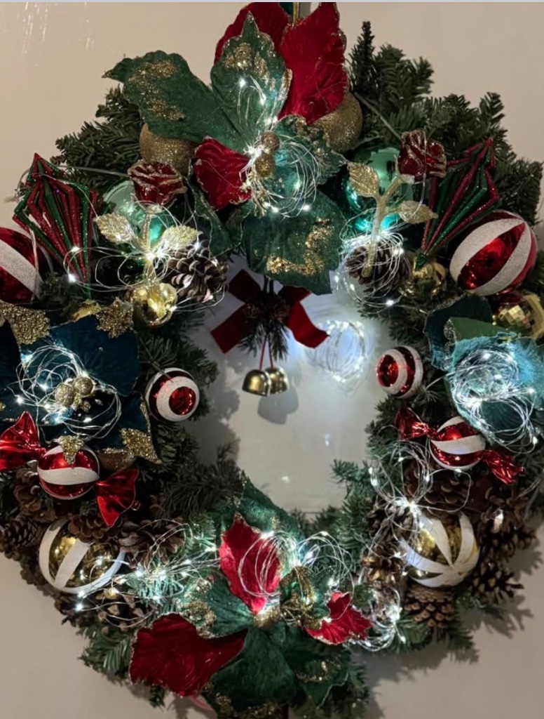 Luxury Traditional Light-Up Christmas Wreath