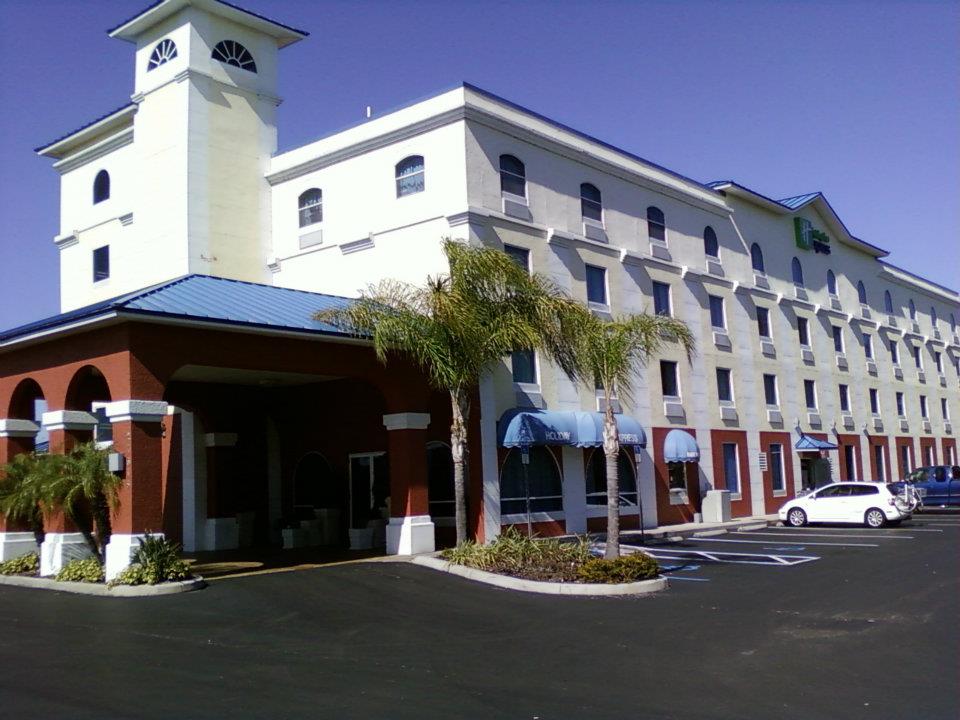 Commercial exterior — Holiday Inn Express