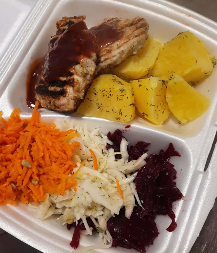 Mėsos kepsnys su bulvėmis ir salotomis