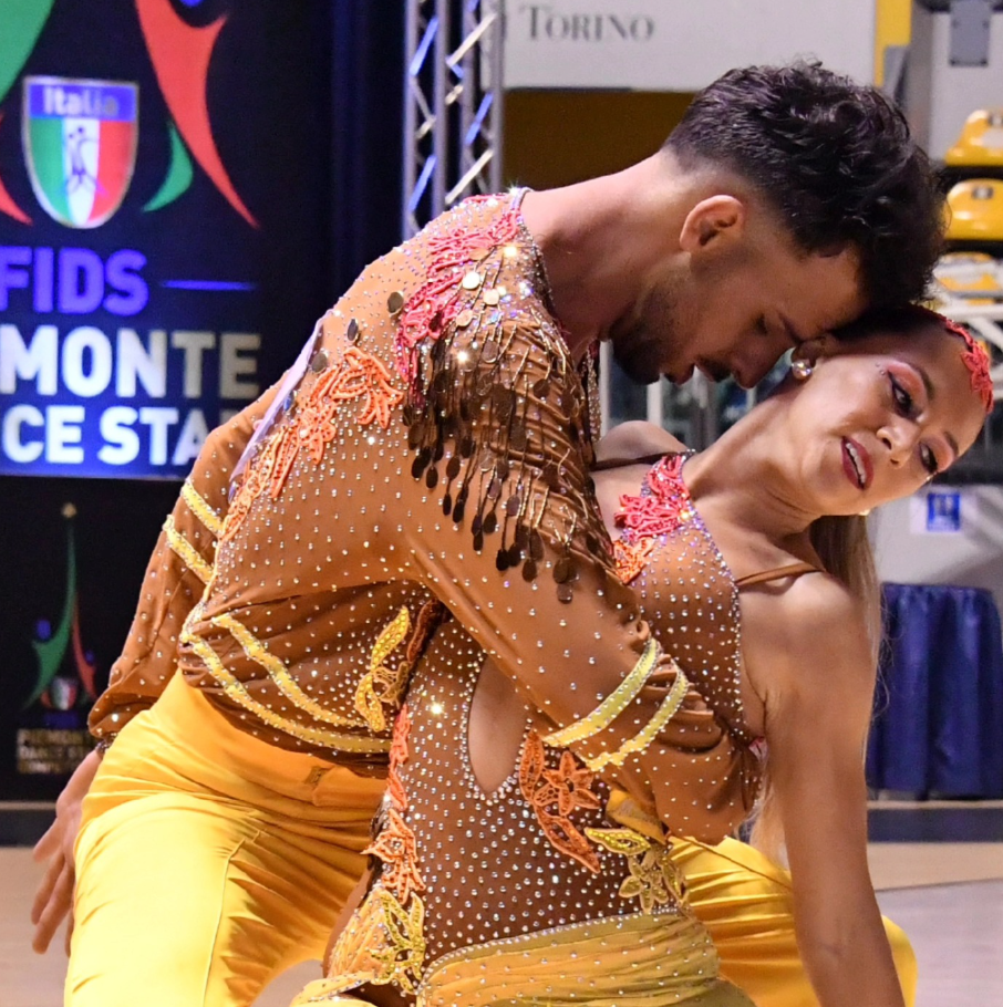 Clase grupal de salsa en VibraDanceAcademy