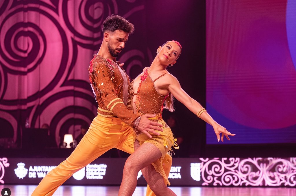 Pareja bailando salsa en la academia VibraDanceAcademy