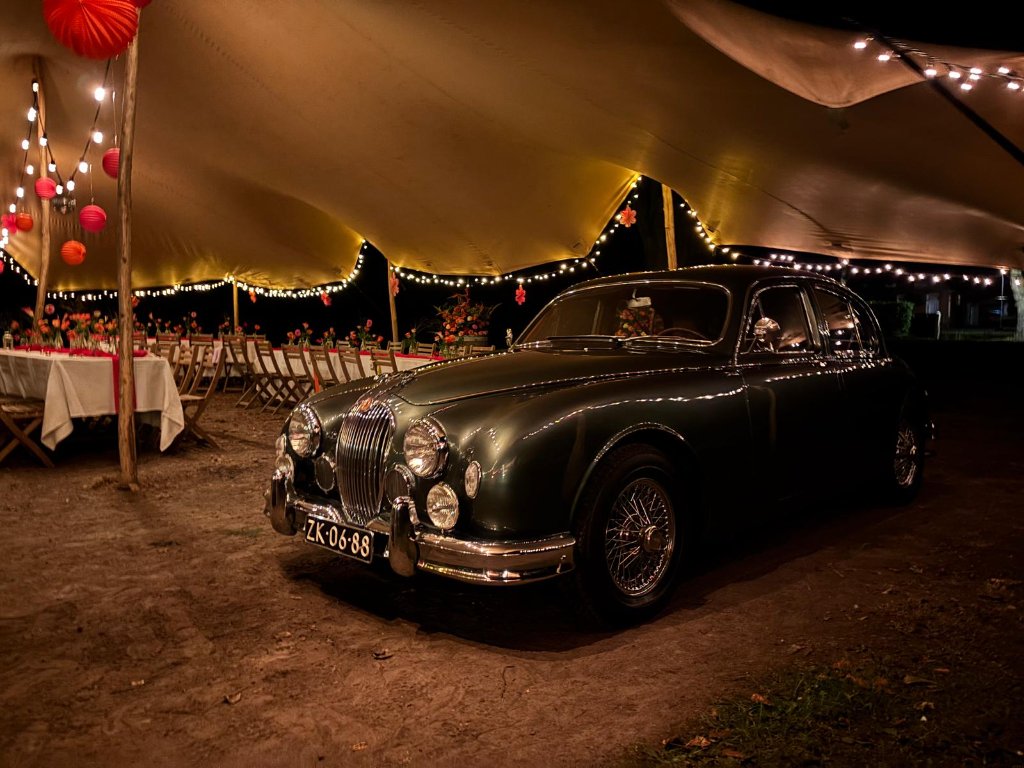Klassieke bruiloftsauto van Character & Wheels op een trouwdag