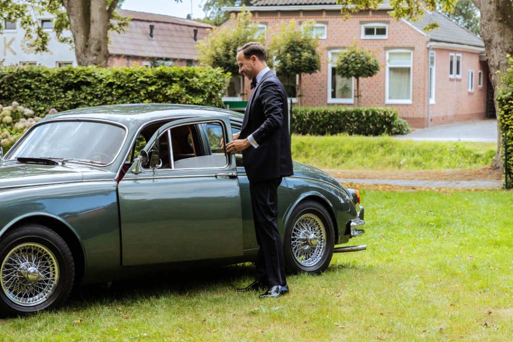 Bruidegom opent autodeur