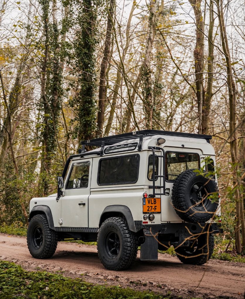 Land Rover Defender ''90 — 21-12-2004 235000 bij Character & Wheels